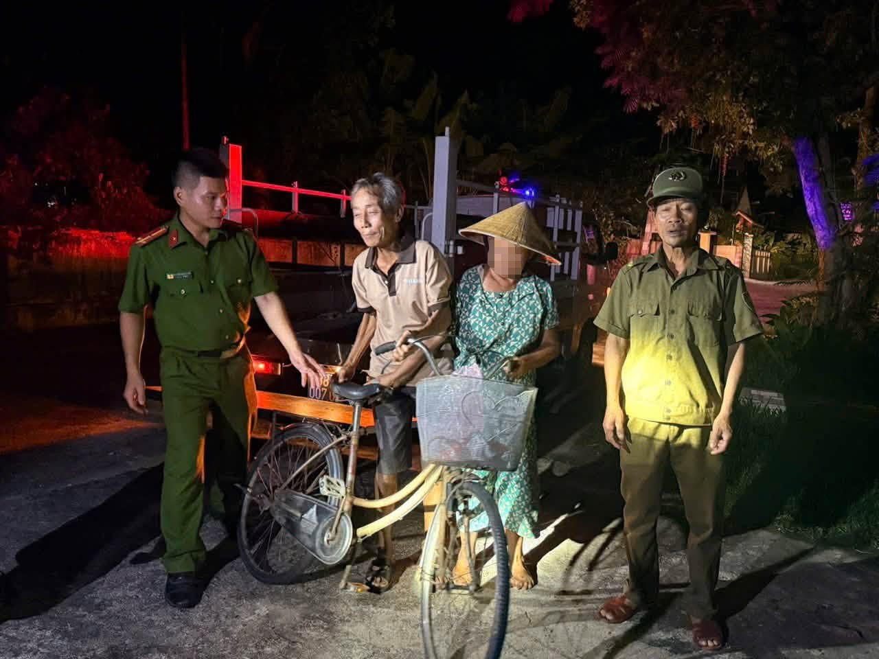 Tu My Commune Police supported Ms. S to return home after getting lost. Photo: Ha Tinh Police