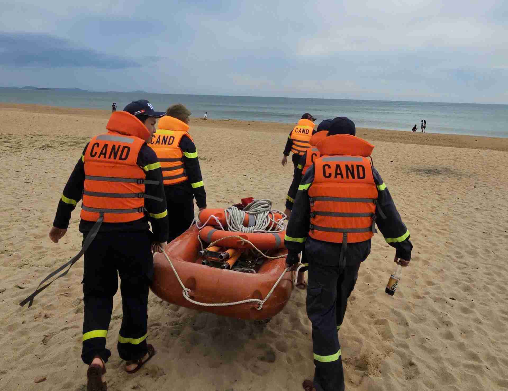 Công tác cứu hộ, cứu nạn vẫn đang được triển khai. Ảnh: Công an cung cấp