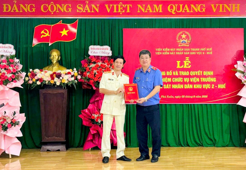 Buổi trao quyết định điều động, bổ nhiệm với ông Phan Lộc Linh - Viện trưởng Viện KSND khu vực 2 TP Huế. Ảnh: Báo Bảo vệ Pháp luật