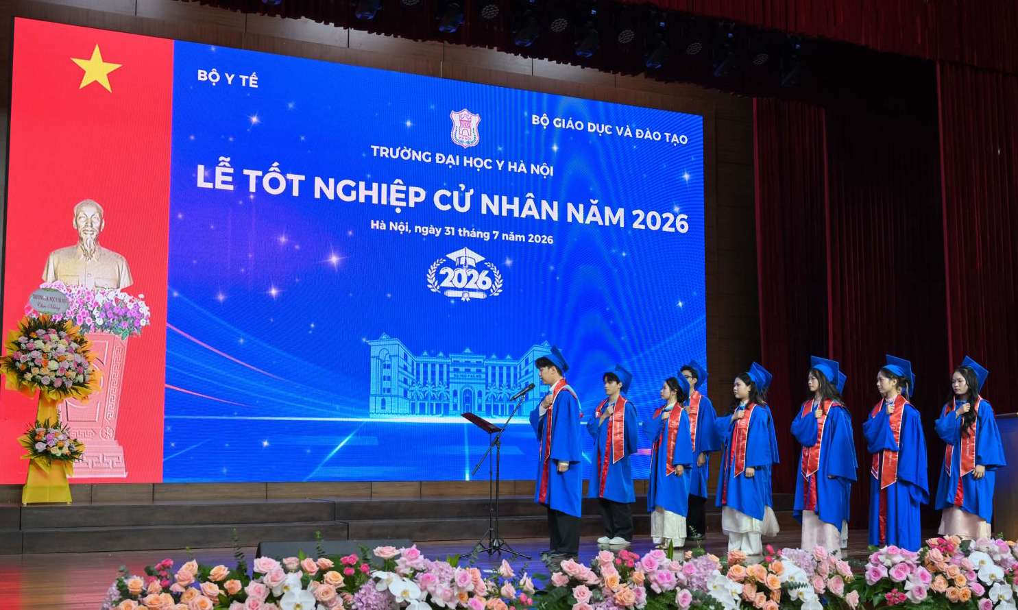 Hanoi Medical University has just announced the benchmark scores for 2026. In the photo are students of Hanoi Medical University participating in community health activities. Photo source: HMU