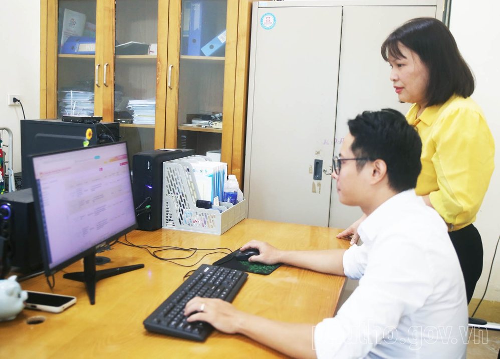 Officials of the Vietnam Fatherland Front Committee of Phu Tho province manage and monitor the progress of task implementation on a digital platform. Photo: Phu Tho Provincial e-Portal