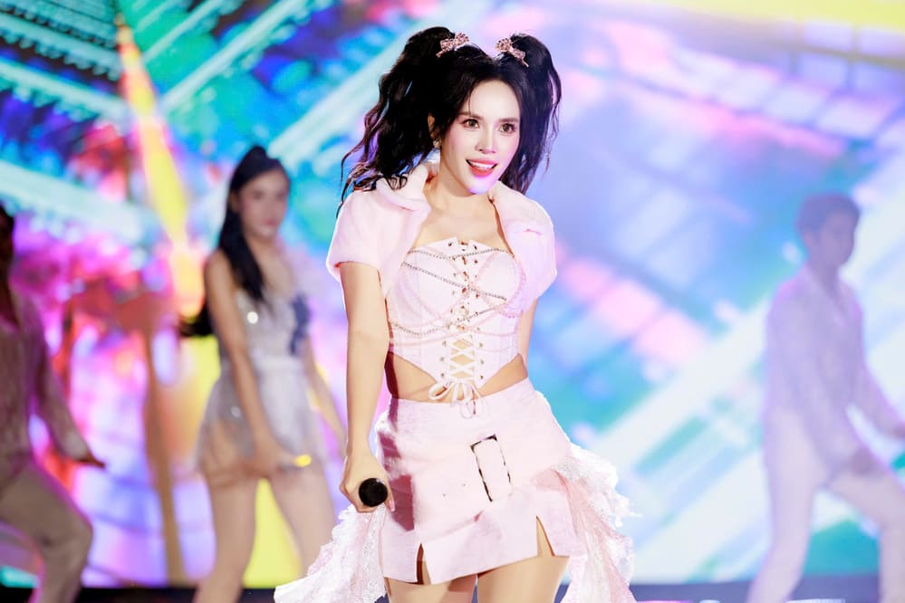 Tang Quynh My stirs up the stage with the song "Waiting for you to pick me up". Photo: Character provided