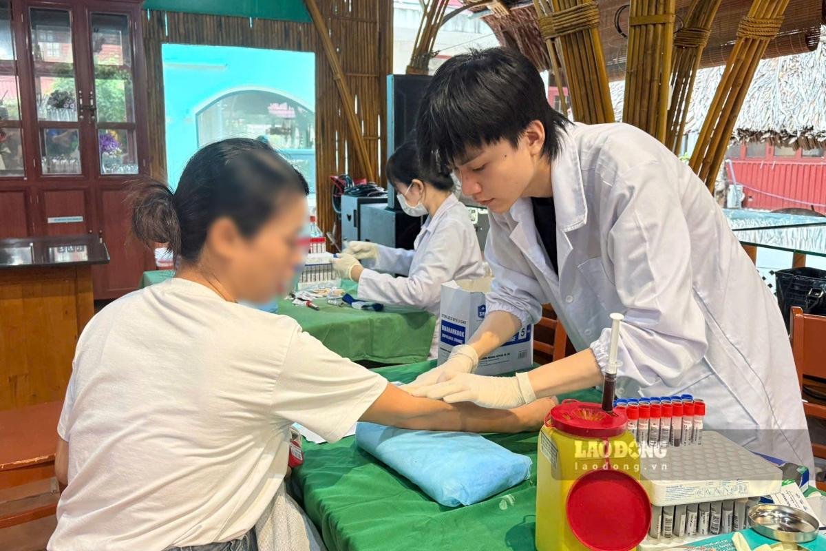 Lấy mẫu xét nghiệm trong chương trình khám sức khỏe cho đoàn viên, người lao động ở Vũng Tàu. Ảnh: Thành An