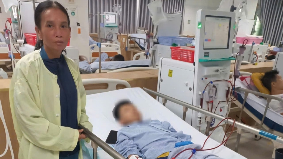 Stage 5 kidney failure caused Duc to temporarily put aside his studies, and his family struggled to cover treatment costs. Photo: Provided by the character.