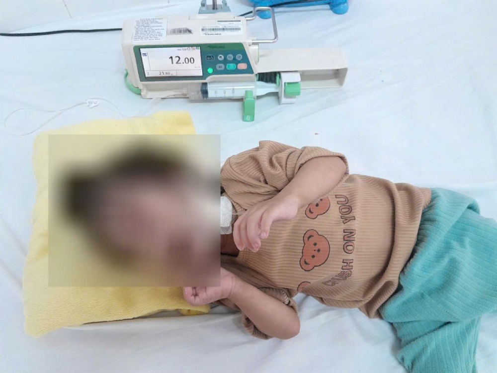 Bé Tâm An không chỉ mắc bệnh tim bẩm sinh mà còn bị suy tim, hen suyễn, viêm phổi và suy dinh dưỡng. Ảnh: Gia đình cung cấp