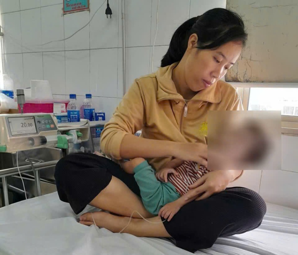 More than 3 years since her daughter was born with many diseases, Ms. Phuong's family is in a state of exhaustion. Photo: Family provided