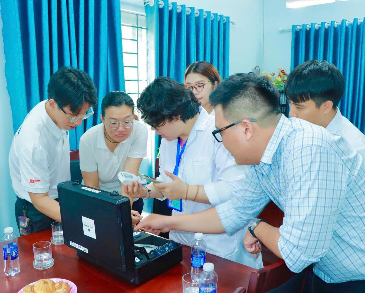 Bàn giao Vali khám sức khỏe thông minh cho Trạm Y tế xã Đất Đỏ. Ảnh: SYT cung cấp