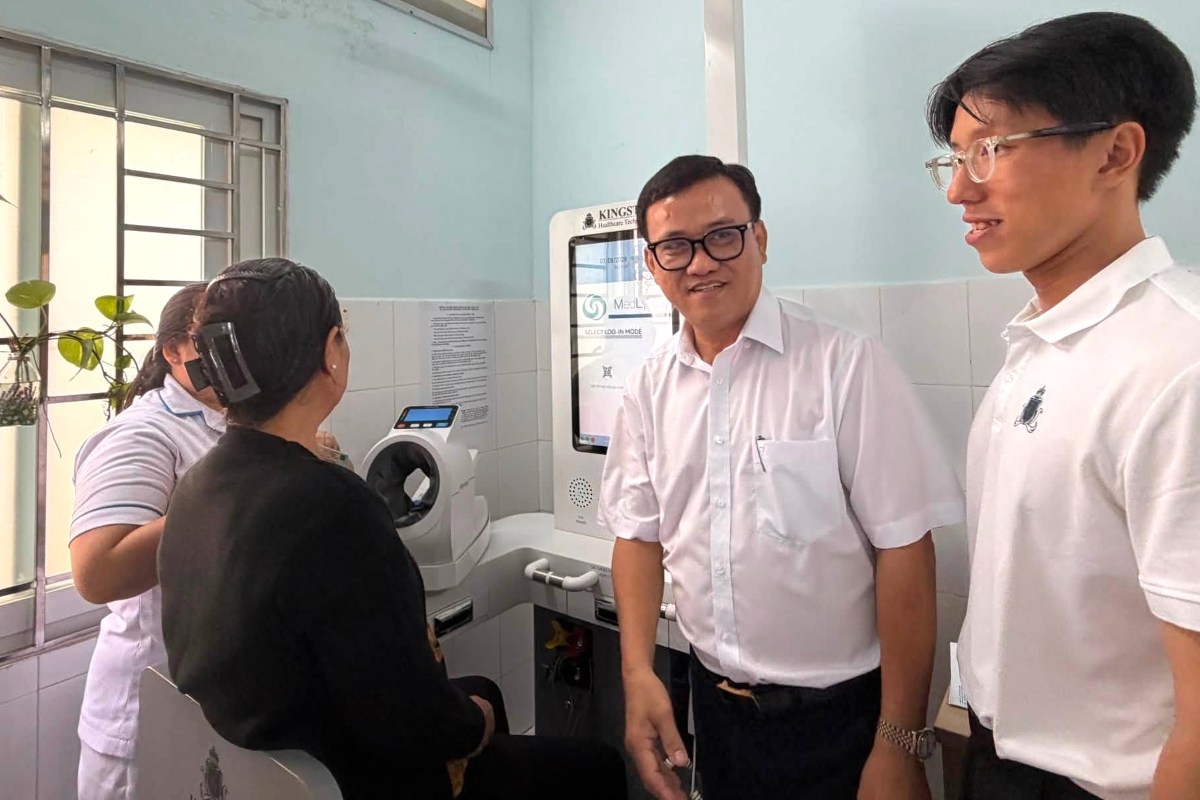 El Dr. Huynh Minh Chin (segundo desde la derecha) entrega un quiosco inteligente de exámenes médicos a la Estación de Salud de la comuna de Dat Do. Foto: Departamento de Salud de la ciudad de Ho Chi Minh proporcionada