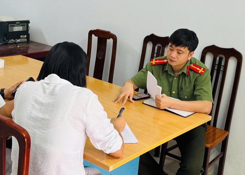 La police de la commune de Yên Thủy, Phú Thọ, recommande aux habitants de suivre les procédures de demande de passeport en ligne. Photo: Source Police provinciale de Phú Thọ