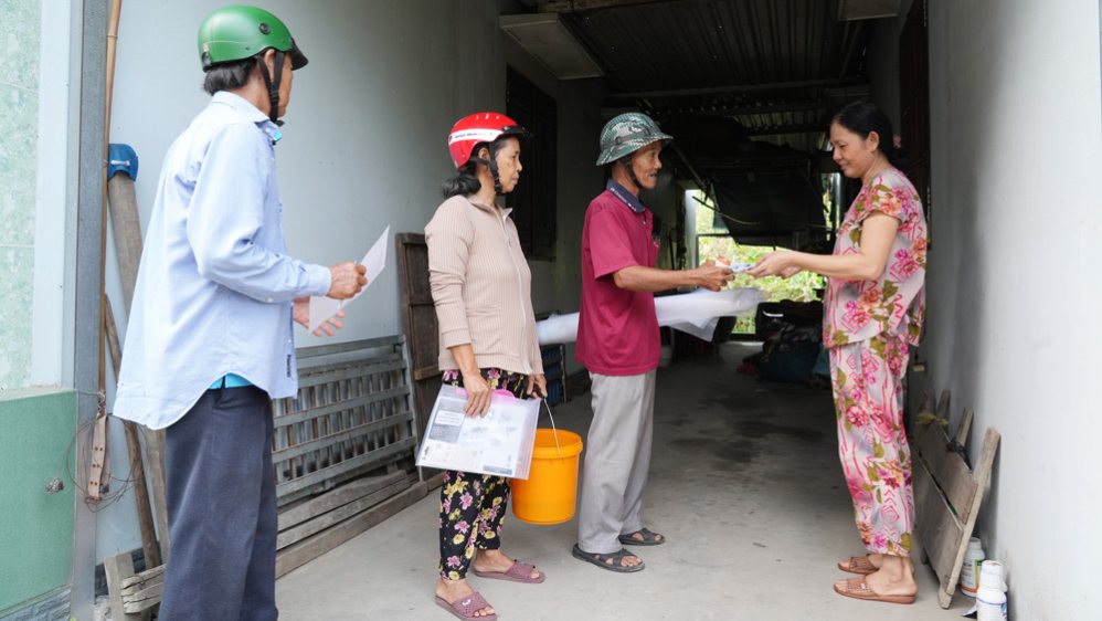 Health collaborators of Dong Thap province regularly visit households in the area to communicate dengue fever prevention. Photo: Dong Thap Provincial e-Portal