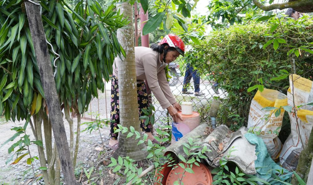 Hộ gia đình mỗi tuần cần dọn dẹp các vật phế thải đọng nước xung quanh nhà. Ảnh: Cổng TTĐT tỉnh Đồng Tháp