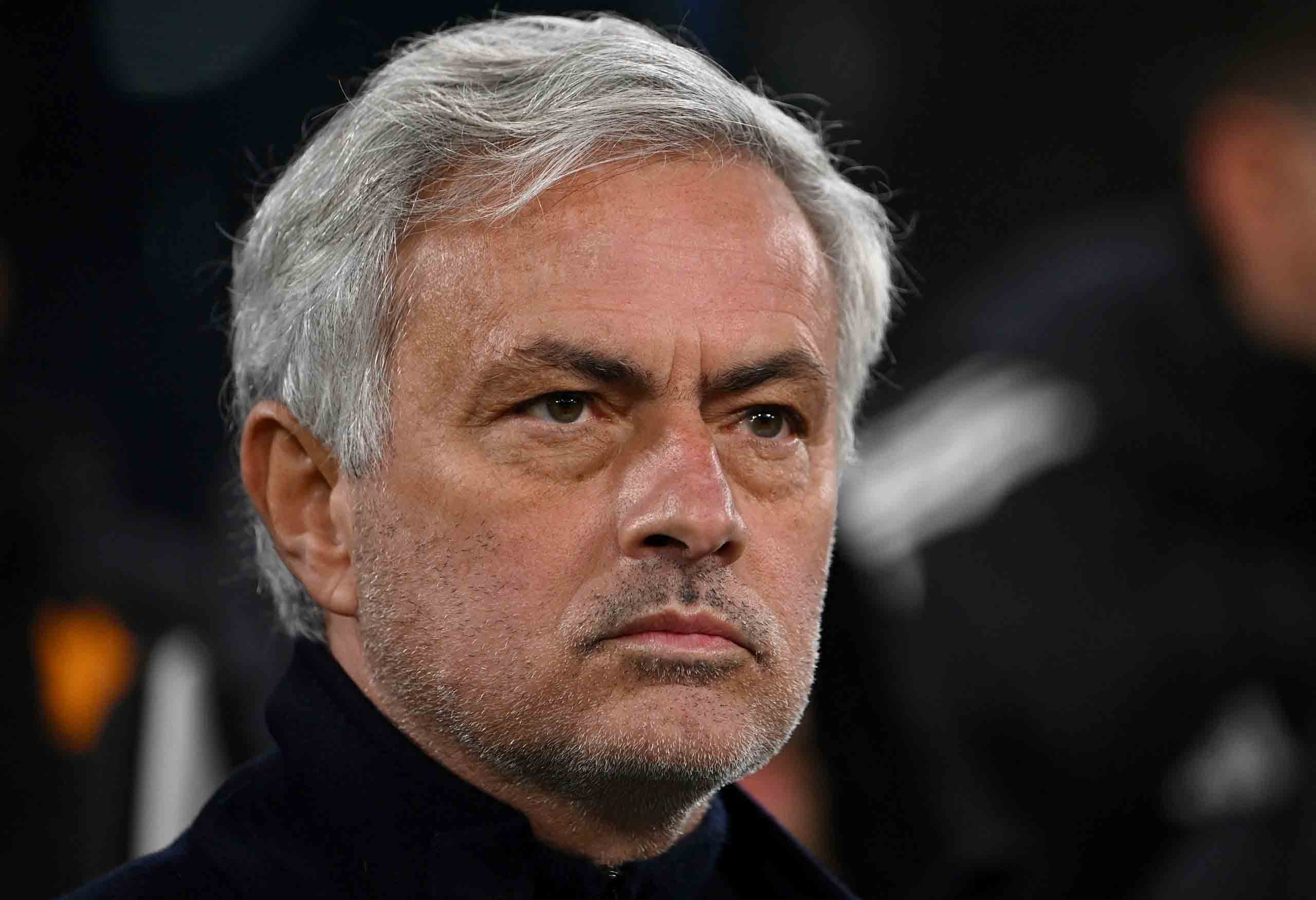 Jose Mourinho sẽ phải giải bài toán chiến thuật này. Ảnh: AFP