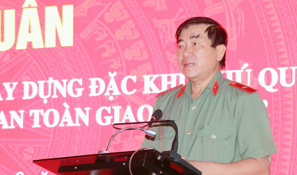 Major General Nguyen Van Han, Director of An Giang Provincial Police, spoke at the launching ceremony to build Phu Quoc special zone into a "Model area for traffic safety". Photo: Tien Dung/An Giang Police