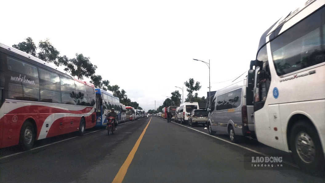 Quốc lộ 1 đoạn Giá Rai- Hộ Phòng, Nhà thờ Tắc Sậy, Cà Mau xe đông nhưng không kẹt xe dù ngày lễ. Ảnh” Nhật Hồ.