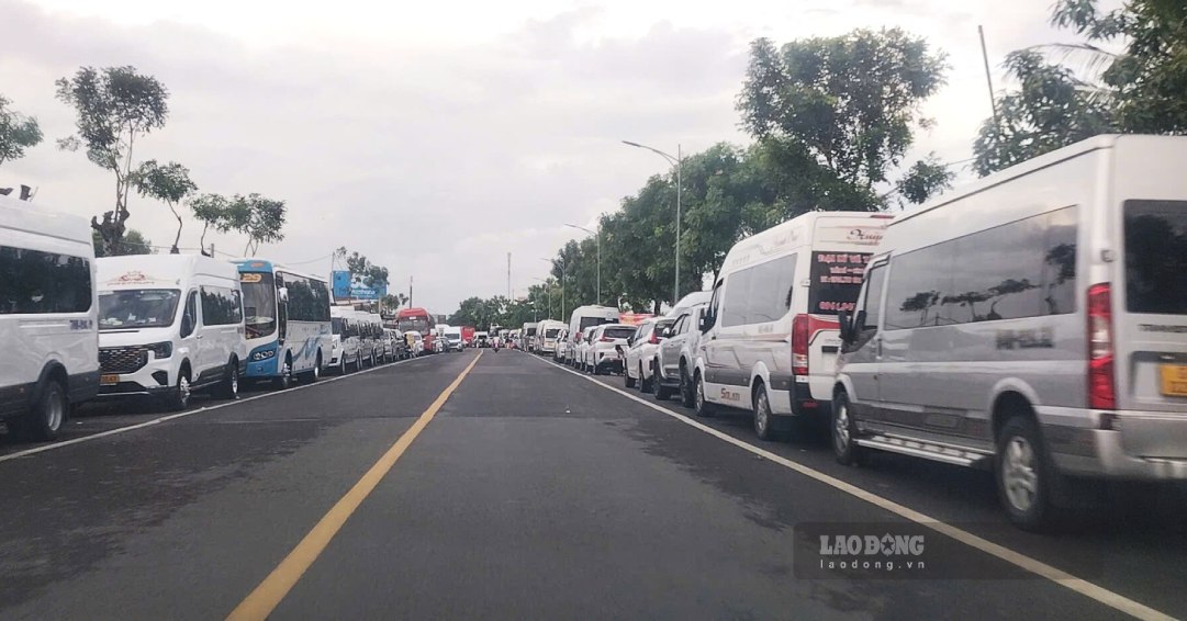 The section avoiding National Highway 1 through Gia Rai, Tac Say Church, Ca Mau is crowded but not congested. Photo" Nhat Ho.
