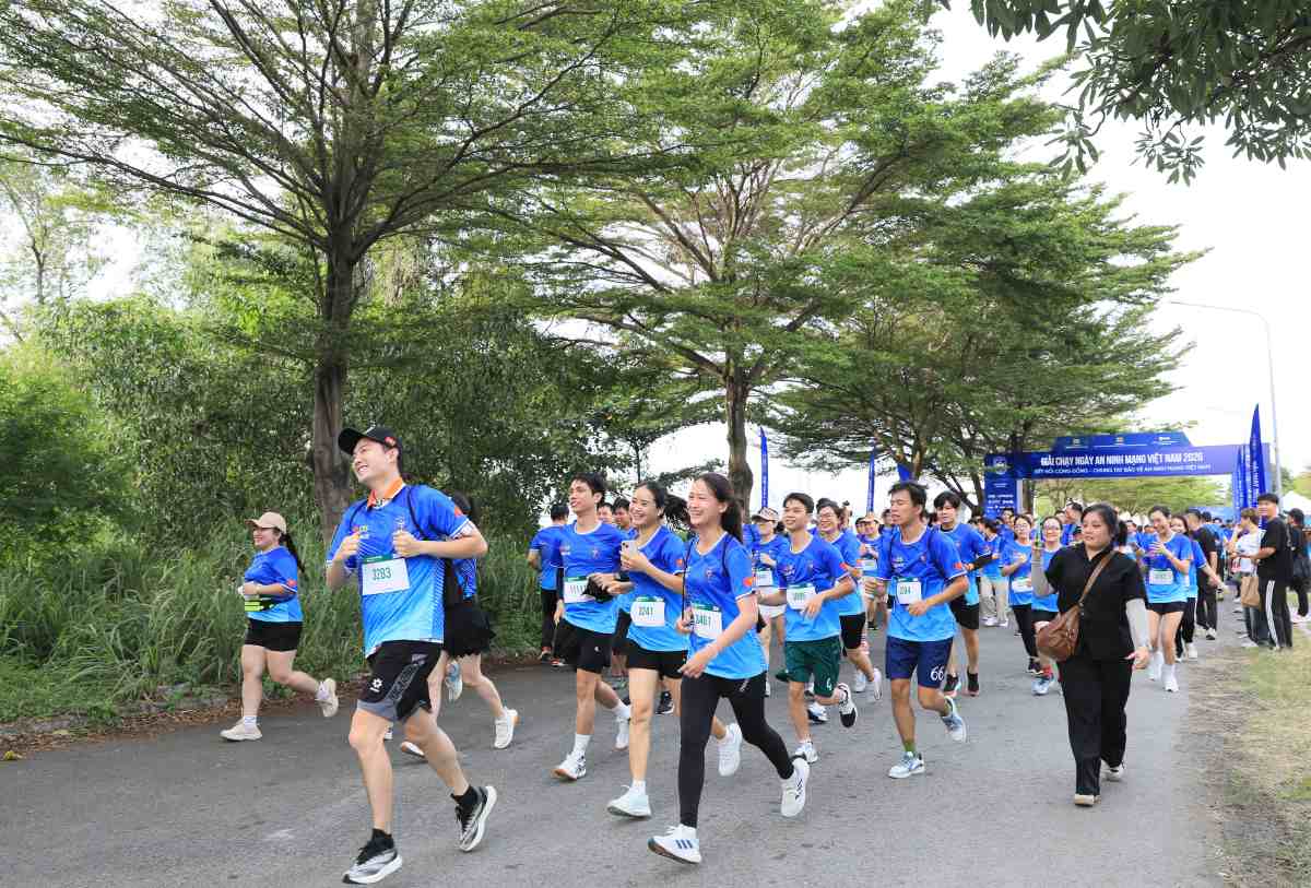 운동선수들이 베트남 사이버 보안의 날 2026 달리기 대회에 열정적으로 참가하고 있습니다. 사진: VNG