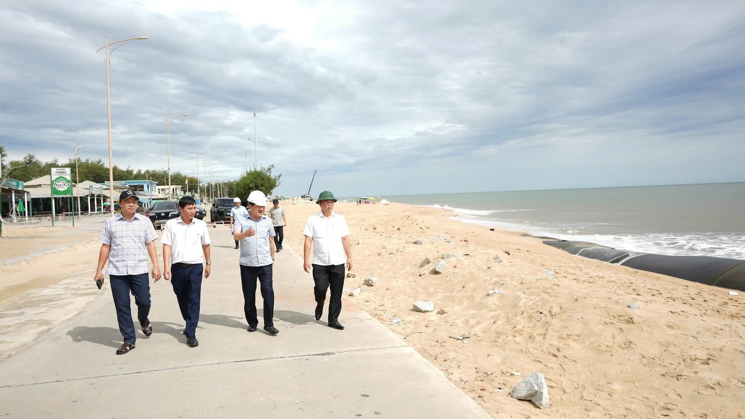 Chủ tịch UBND TP Huế Lê Trí Thanh (ngoài cùng, bìa phải) đi kiểm tra công trường thi công chống sạt lở bờ biển Thuận An. Ảnh: UBND TP Huế.