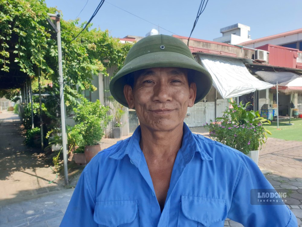 Mr. Le Dinh Su is willing to work 13 hours/day at the age of 57 to have money to pay for his son's education. He wants his son to study properly, not to work as a hard worker. Photo: Quynh Chi