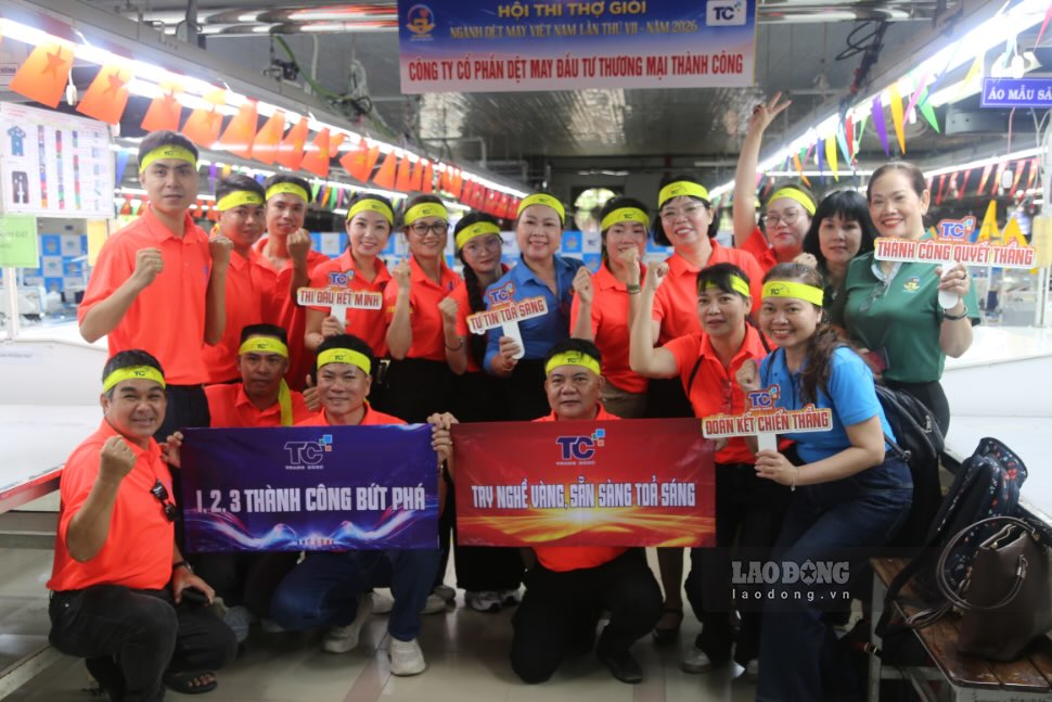 Les équipes participantes expriment leur détermination au concours des meilleurs ouvriers de l'industrie textile et de l'habillement du Vietnam. Photo: Phuc Dat.