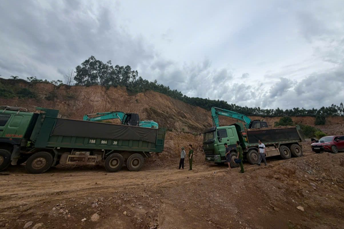 Phòng Cảnh sát kinh tế - Công an tỉnh Phú Thọ làm việc tại một vị trí khai thác khoáng sản. Ảnh: Công an tỉnh Phú Thọ
