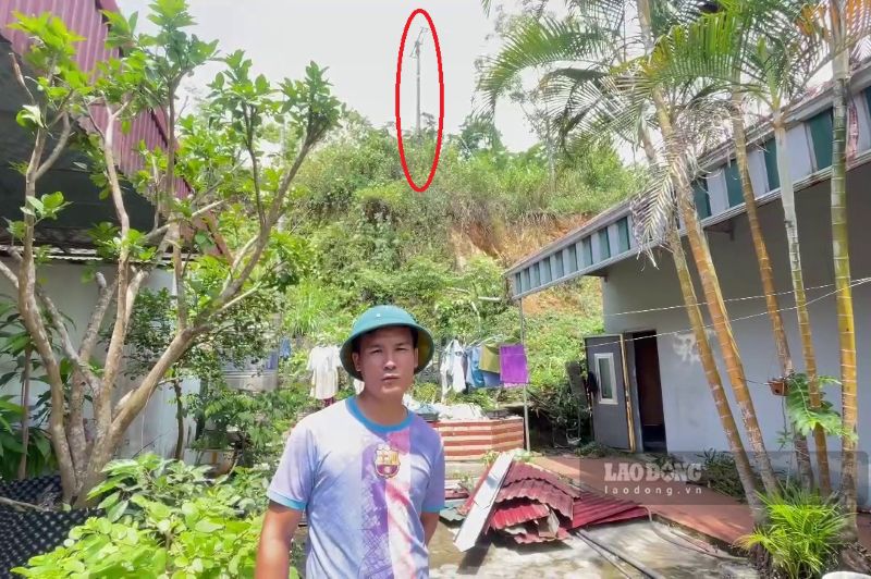 Anh Lê Xuân Tuấn mong ngành chức năng sớm hỗ trợ, di chuyển cây cột điện để gia đình anh triển khai việc chống sạt lở, tránh nguy hiểm. Ảnh: Minh Hoàng