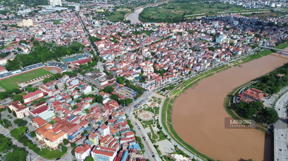 Le projet de nouvelle zone urbaine de Mai Pha appartient au quartier de Dong Kinh, avec trois côtés bordant la rivière Ky Cung. Photo: Khanh Linh