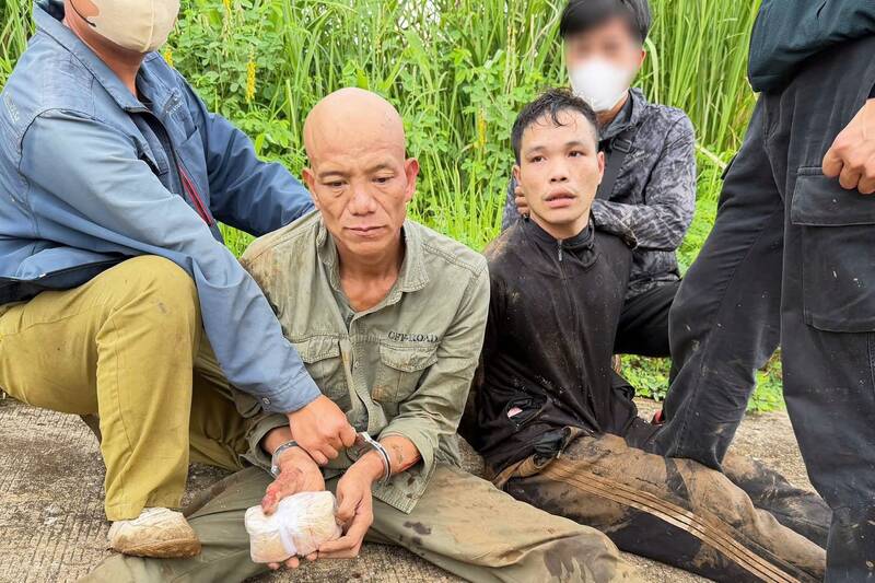 Hai đối tượng Lò Văn Minh và Tòng Văn Nguyên cùng trú tại xã Chiềng Khoong, tỉnh Sơn La bị bắt về hành vi mua bán trái phép chất ma túy. Ảnh: Công an tỉnh Sơn La