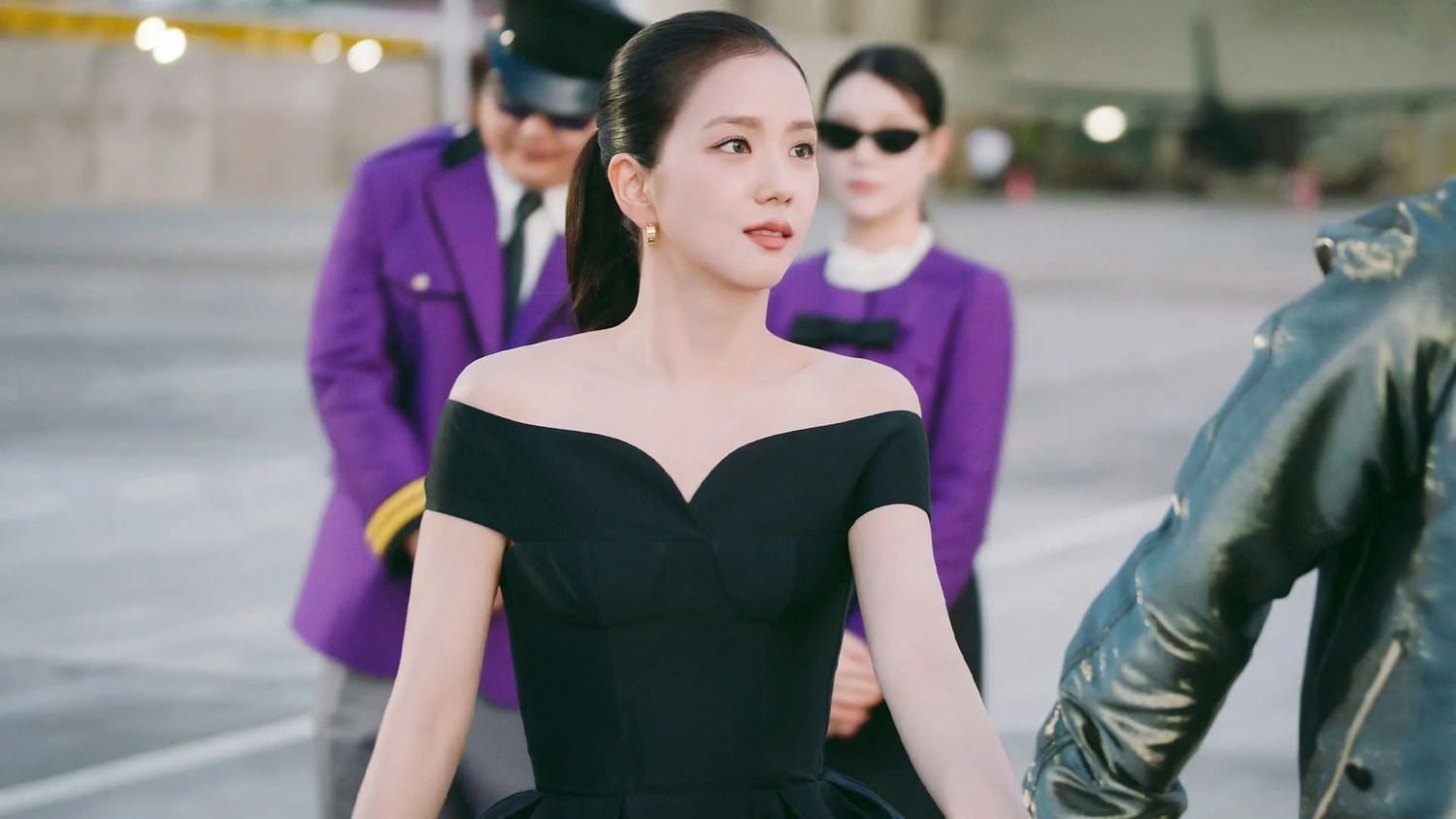 Jisoo shed tears when receiving a fan letter after Blackpink's 10th anniversary event. Photo: Netflix