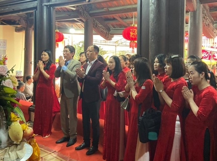 Người dân dâng hương tưởng niệm Đức Vương Ngô Quyền vào dịp lễ hội miếu Phương Lưu. Ảnh: Trường tiểu học Đông Hải 1 - TP Hải Phòng