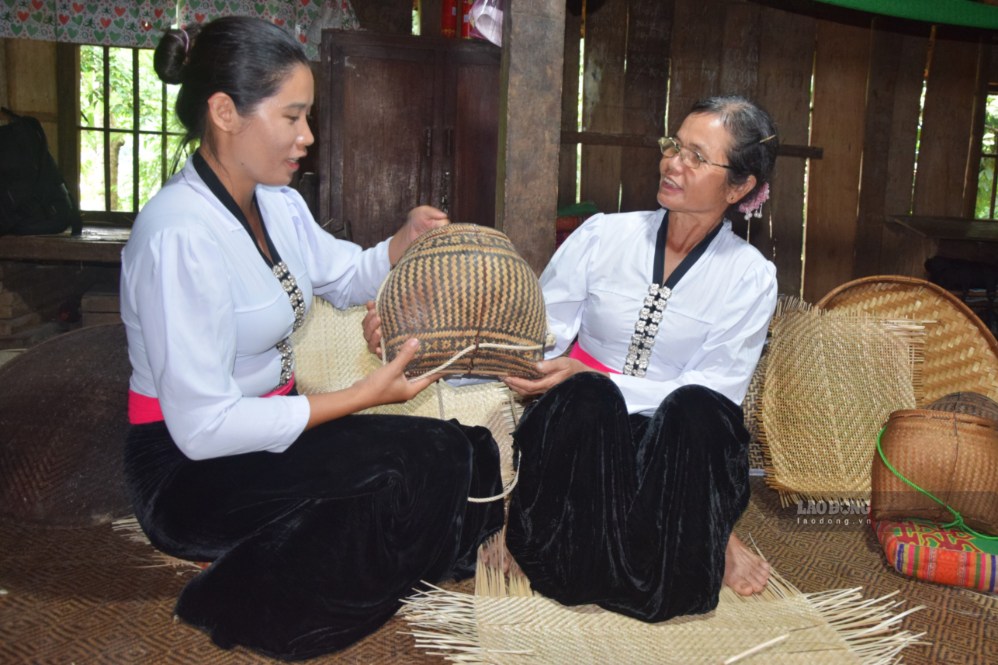 Đính núi Khâu Pùm và văn hóa của nười Thái Trắng núi chân du khách. Ảnh: Trường Sơn