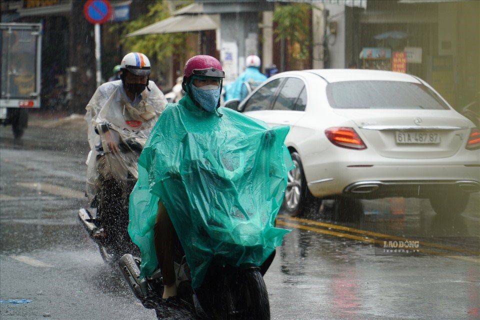 Forecast for the Southeast region to have scattered showers and thunderstorms this afternoon and tonight 9. 8. Photo: Ngoc Le