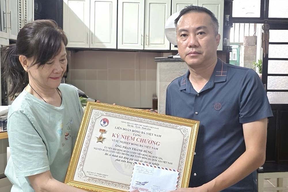La médaille commémorative "Pour la carrière du football vietnamien" a été décernée à la famille de l'entraîneur Phan Thanh Hùng. Photo: VFF