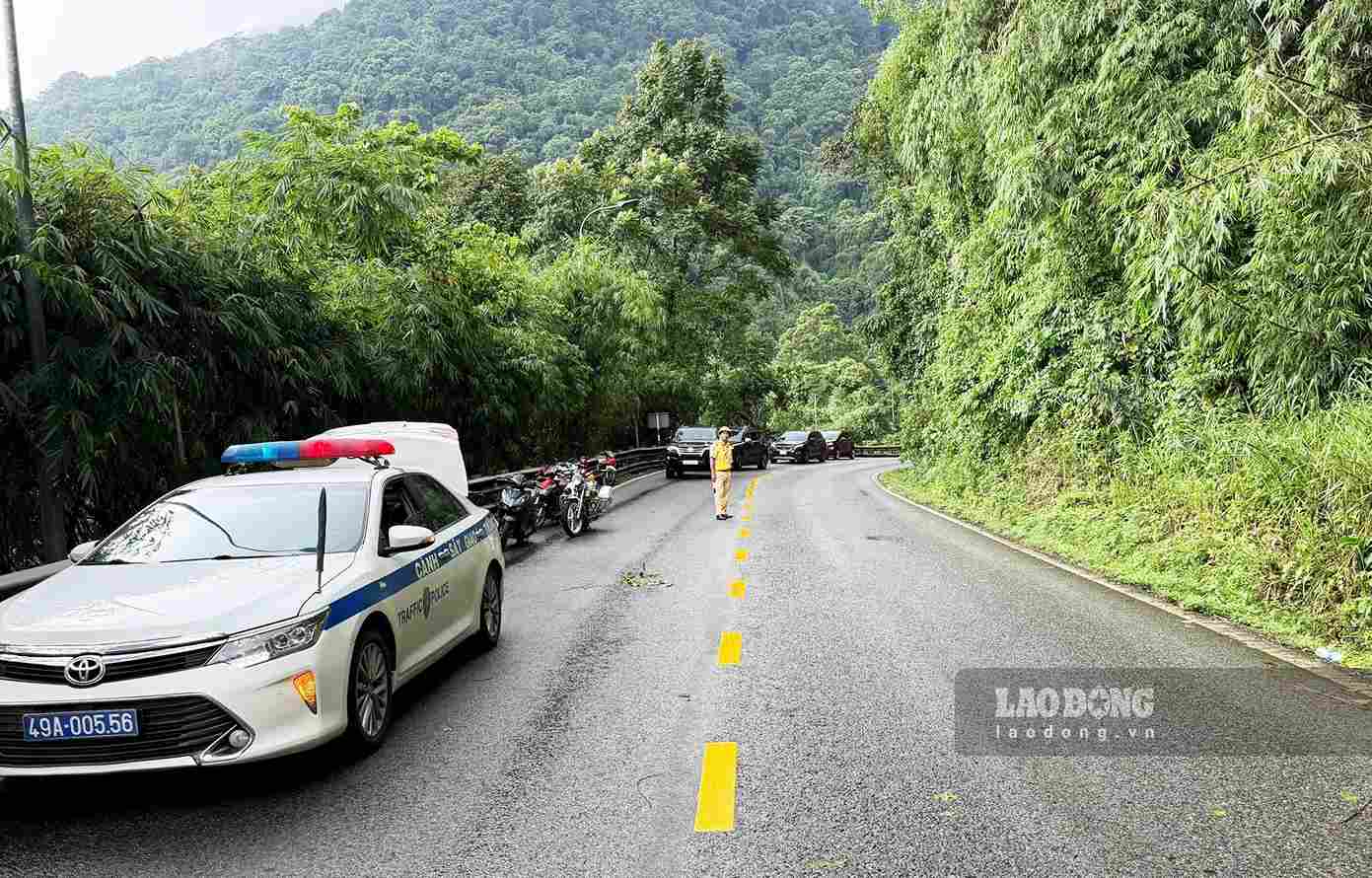 Lực lượng Cảnh sát giao thông chốt chặn phân luồng, bảo đảm an toàn giao thông trên đèo Bảo Lộc. Ảnh: Phúc Khánh