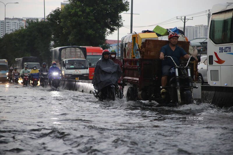 Widespread thunderstorms occur in the South. Photo: Minh Tam