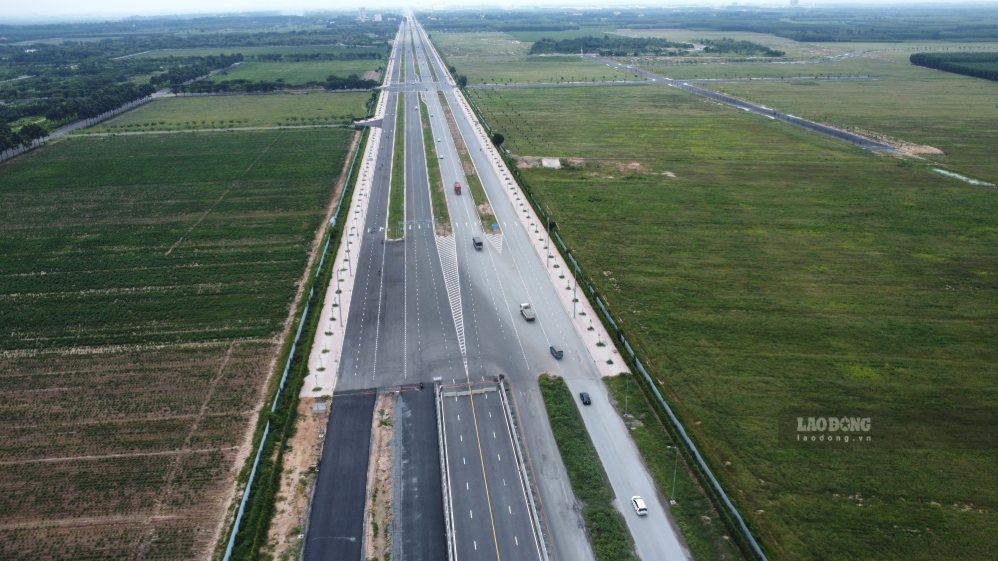 Road 25B with 10 lanes connecting Long Thanh airport and Ho Chi Minh City is under construction. Photo: HAC