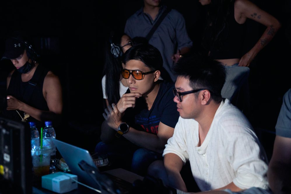 Lam Bao Chau backstage filming Le Quyen's new MV. Photo: Character provided