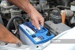 Trimming a car battery seems simple, but if connected incorrectly, it can cause electrical short circuits, affecting electronic devices, especially on modern cars. Photo: Huu Vu