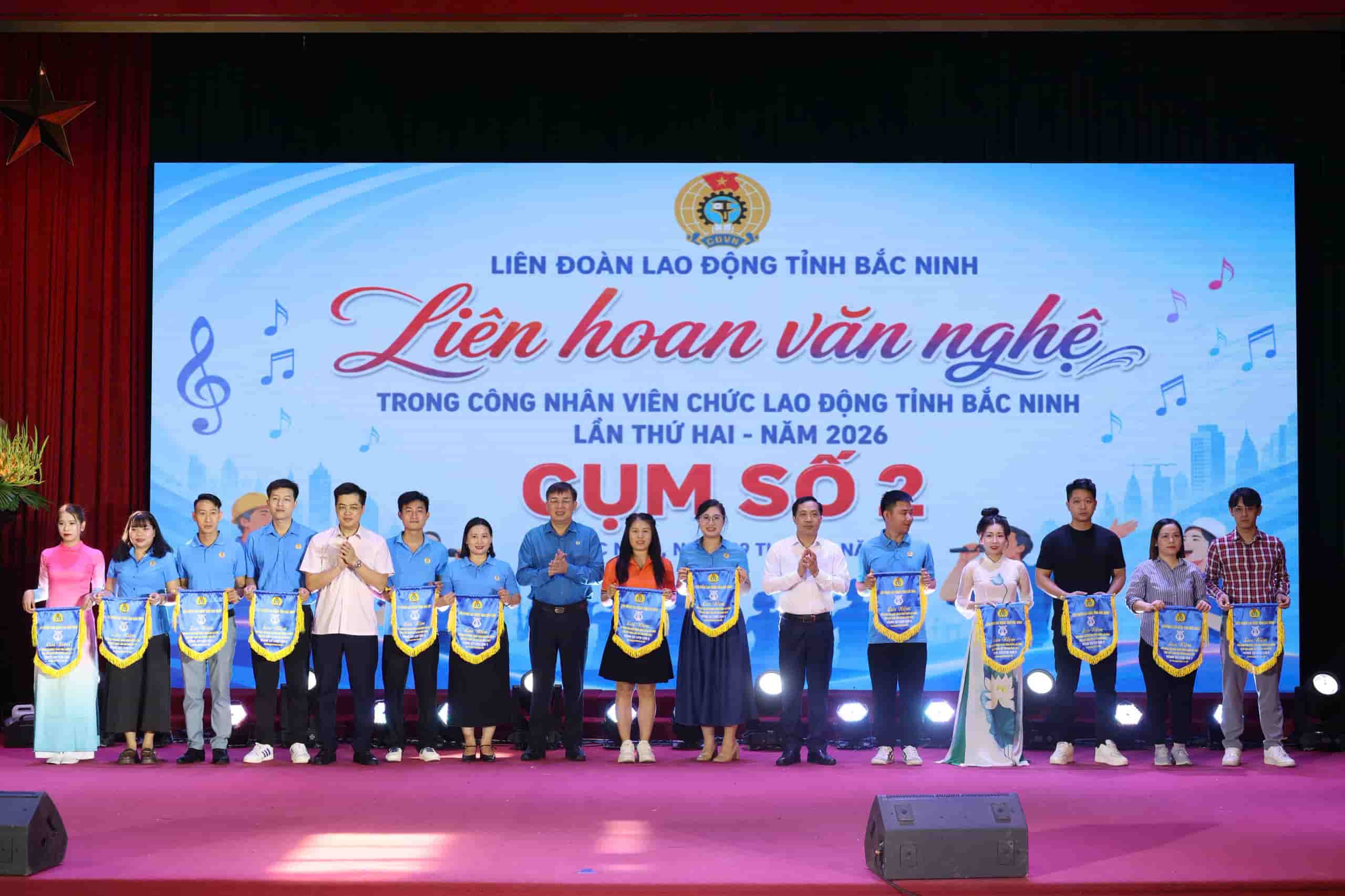 The Provincial Labor Federation and representatives of local leaders present souvenir flags to the Company Trade Unions participating in the Arts Festival. Photo: Quyet Chien/Bac Ninh Provincial Labor Federation.