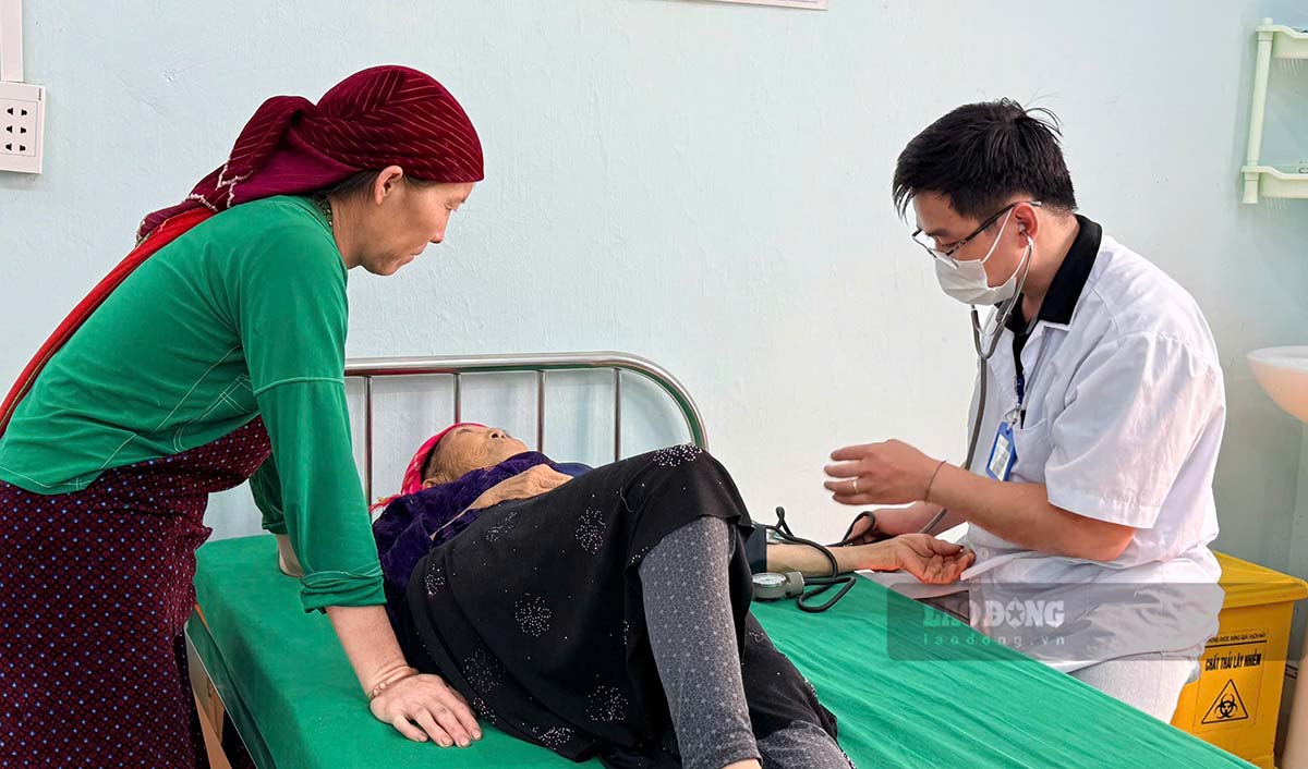 Bác sĩ tại Trạm Y tế xã Lũng Cú (Tuyên Quang) thăm khám, tư vấn sức khỏe cho người dân trên địa bàn. Ảnh: Việt Anh.