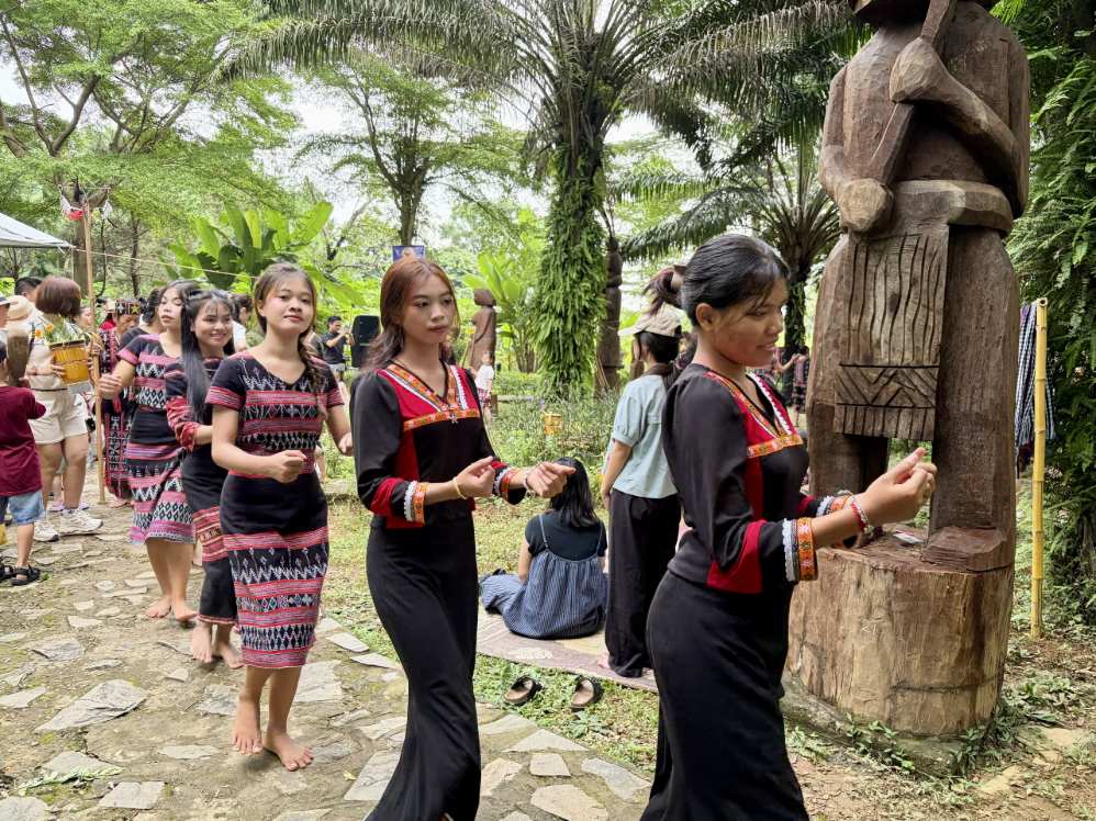 Chương trình dân ca dân vũ “Buôn làng kể chuyện” tại Làng văn hóa các dân tộc Việt Nam. Ảnh: Thu Lê