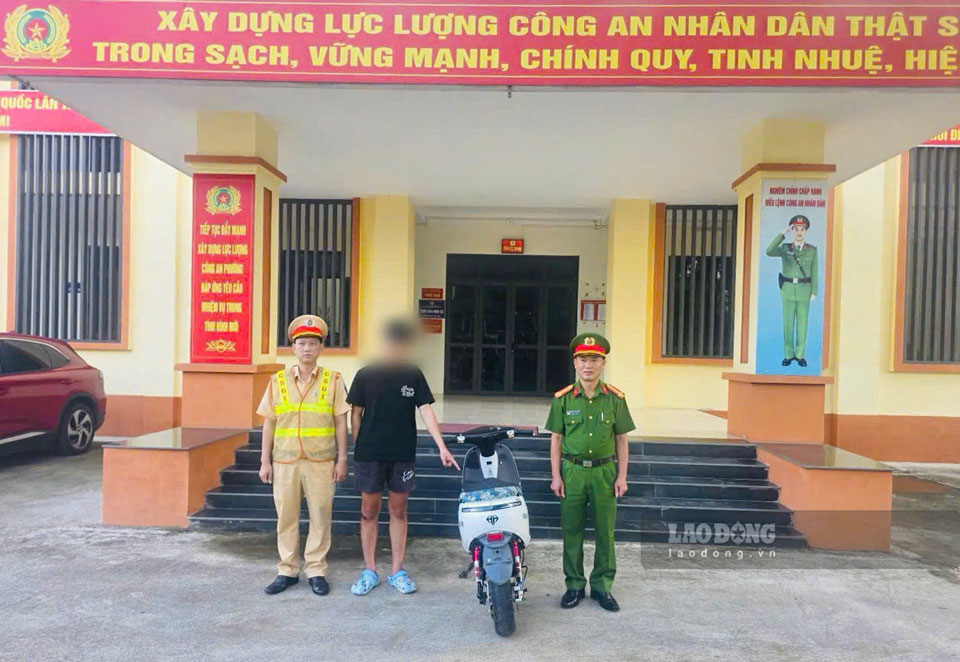 Lực lượng công an triệu tập nam thiếu niên đến trụ sở làm việc, đồng thời ra quyết định tịch thu phương tiện. Ảnh: Quỳnh Trang