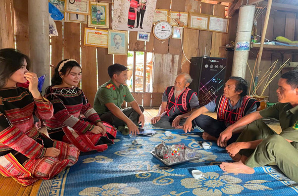 Vinh Quang Commune Police officers (Gia Lai) meet with village elders, reputable people and people to grasp the situation and propagate. Photo: Gia Lai Provincial Police e-Portal