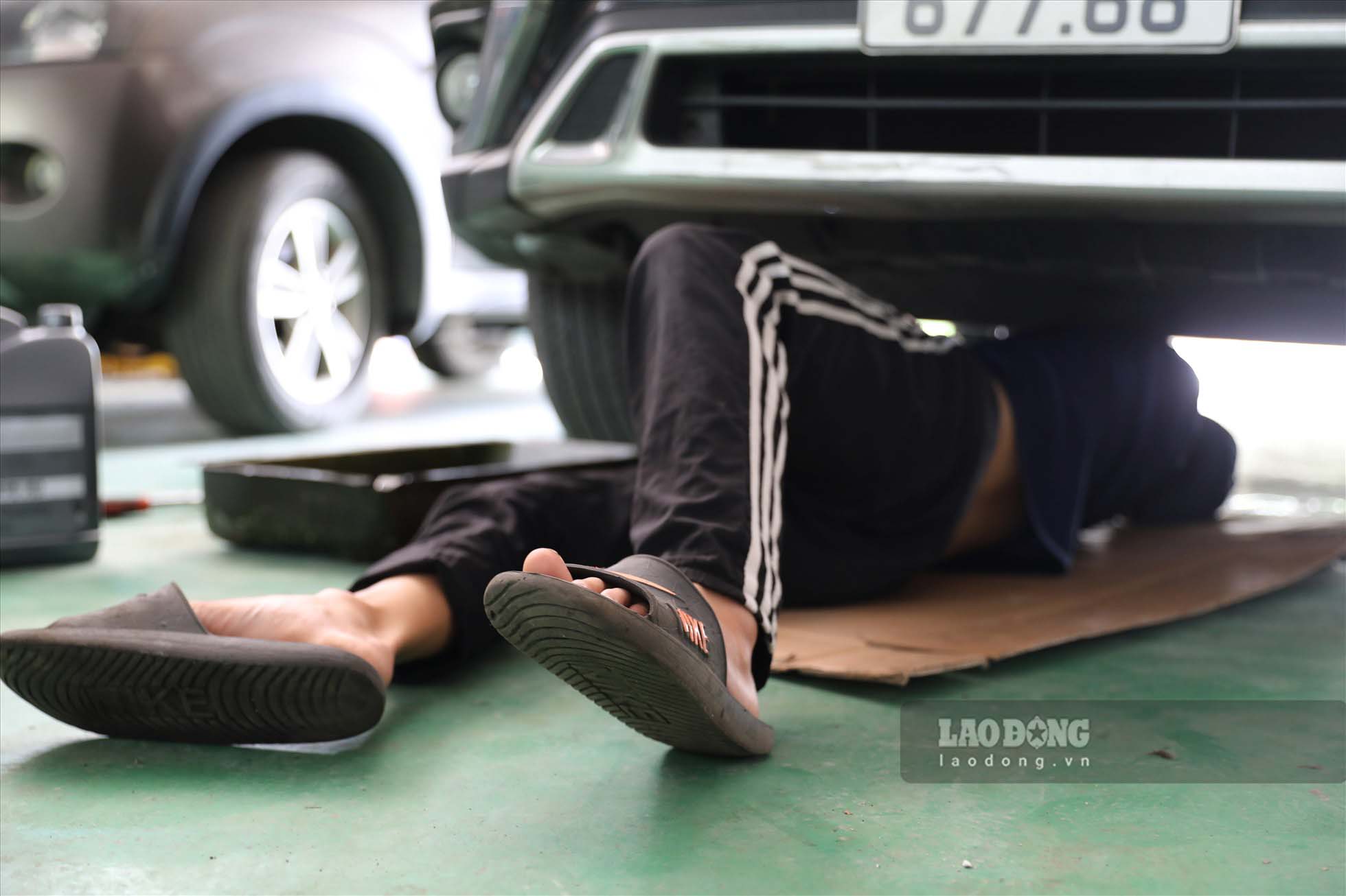 Just by listening, observing and feeling while driving, car owners can soon recognize unusual signs under the car. Photo: Phuong An