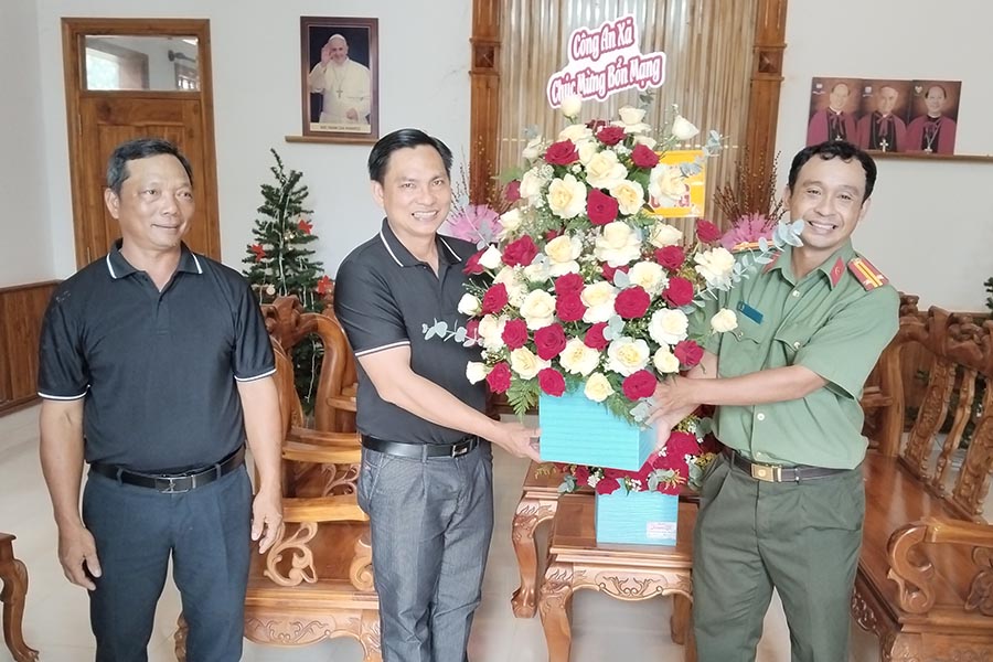 Ta Lai Commune Police congratulate Father Nguyen Quoc Hung on the occasion of the Death Anniversary. Photo: Dong Nai City Police