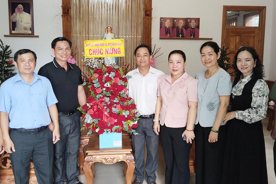 Công an xã Tà Lài cùng cấp ủy, chính quyền địa phương thăm, chúc mừng Linh mục Nguyễn Quốc Hưng nhân dịp lễ Bổn mạng.Ảnh: Cổng TTĐT Công an TP. Đồng Nai