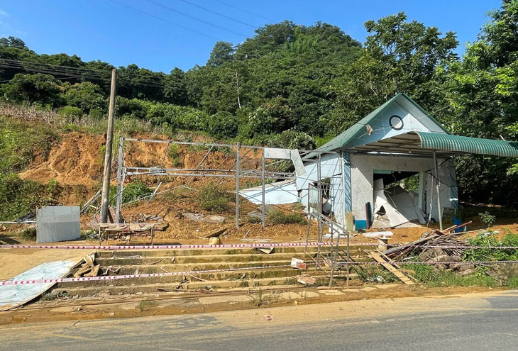 A large volume of landslide soil and rocks collapsed the yard house. Photo: Thuong Ha Commune People's Committee