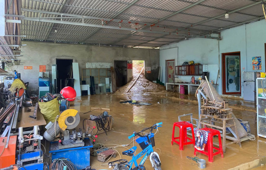 Đất đá ở khu vực phía sau tiếp tục tràn xuống nhà dân. Ảnh: UBND xã Thượng Hà