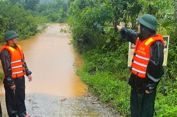 Quang Tri Border Guard forces set up checkpoints at deep flooded points, preventing people from passing through. Photo: Quang Tri Border Guard