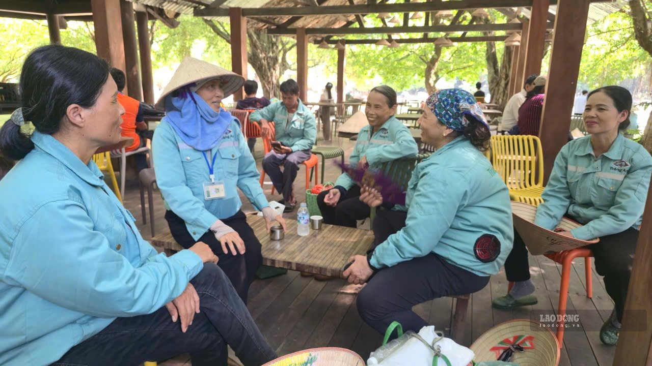 Phút nghỉ ngơi của những người chèo đò tại Tràng An sau mỗi chuyến đi. Ảnh: Nguyễn Trường