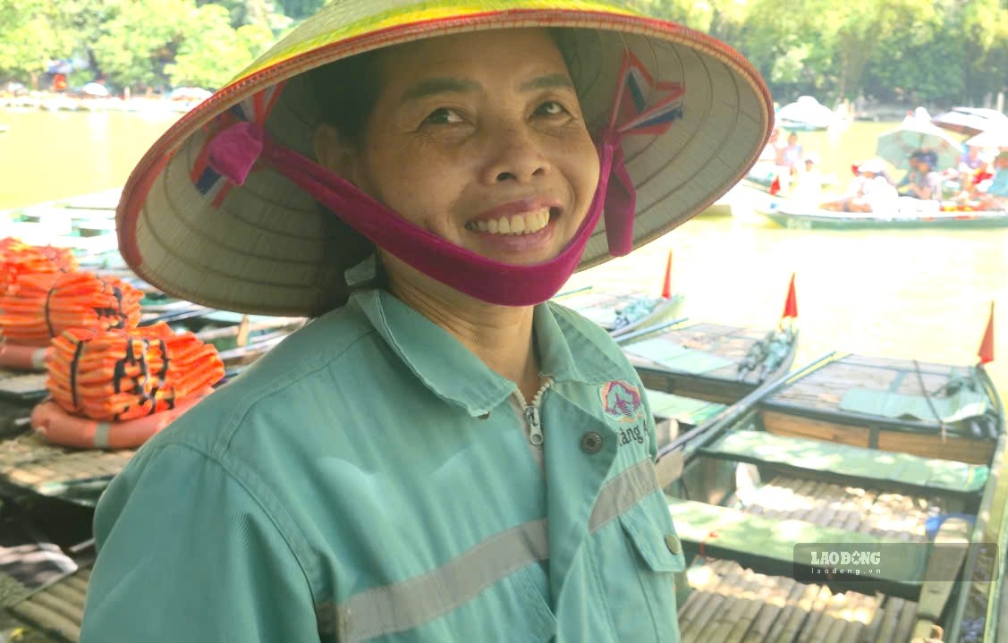 Niềm vui của chị Nguyễn Thị Luyện khi kết thúc mỗi chuyến đi. Ảnh: Nguyễn Trường